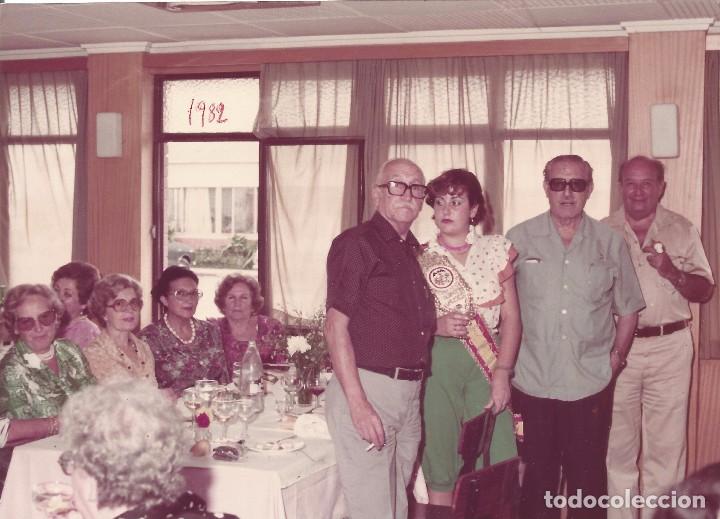 Fotograf&iacute;a antigua: :::: AA74 - FOTOGRAFIA - GRUPO DE GENTE EN UN BANQUETE - 17,5 X 12,5 CM.