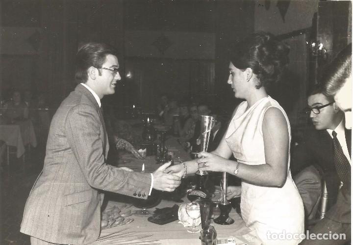 Fotografia antiga: :::: AA69 - FOTOGRAFIA - JOVEN RECIBIENDO UN TROFEO - 17,5 X 12,5 CM.