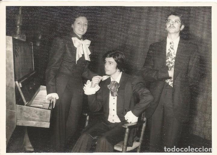 Fotograf&iacute;a antigua: :::: LL138 - FOTOGRAFIA - TRES JOVENES VESTIDOS DE EPOCA - 17,5 X 12,5 CM.