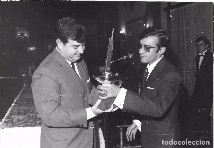 Fotografia antiga: :::: AA37 - FOTOGRAFIA - JOVEN RECIBIENDO UN TROFEO - 18 X 12 CM.