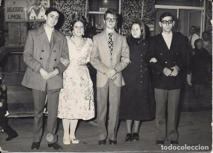 Fotografia antiga: :::: AA24 - FOTOGRAFIA - JOVEN FALLERA CON SUS AMIGOS - 18 X 12 CM.
