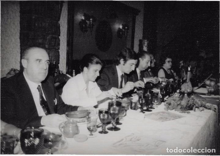 Fotografia antiga: :::: AA280 - FOTOGRAFIA - GRUPO DE GENTE EN UN BANQUETE - 17,5 X 12,5 CM.