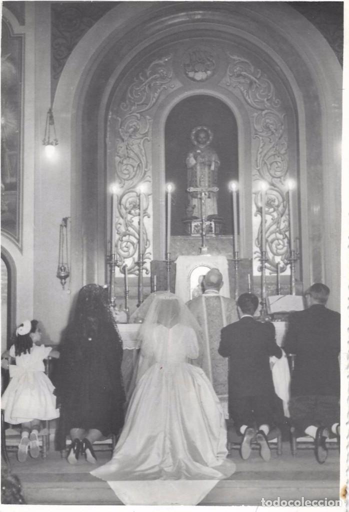Fotograf&iacute;a antigua: :::: P02 - FOTOGRAFIA - PAREJA DE NOVIOS EN EL ALTAR - 17,2 X 11,5 CM.