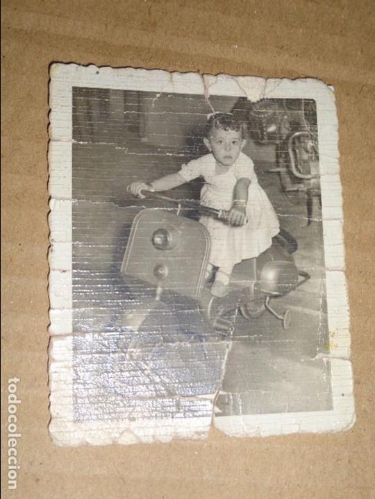 Fotograf&iacute;a antigua: FOTO DE NI&Ntilde;A EN VESPA DE JUGUETE - A&Ntilde;OS 50