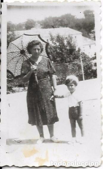 Fotograf&iacute;a antigua: == AC790 - FOTOGRAFIA - SE&Ntilde;ORA CON UN NI&Ntilde;O DE LA MANO - 7 X 4,5 CM.