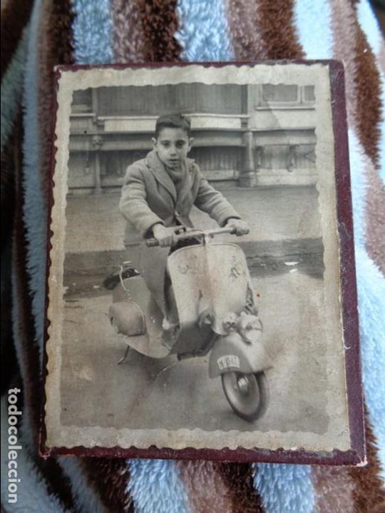 Fotograf&iacute;a antigua: FOTO DE NI&Ntilde;O DE MADRID EN VESPA DE JUGUETE - A&Ntilde;OS 50 - PEGADA A UN CARTON DURO PARA QUE NO SE DOBLE