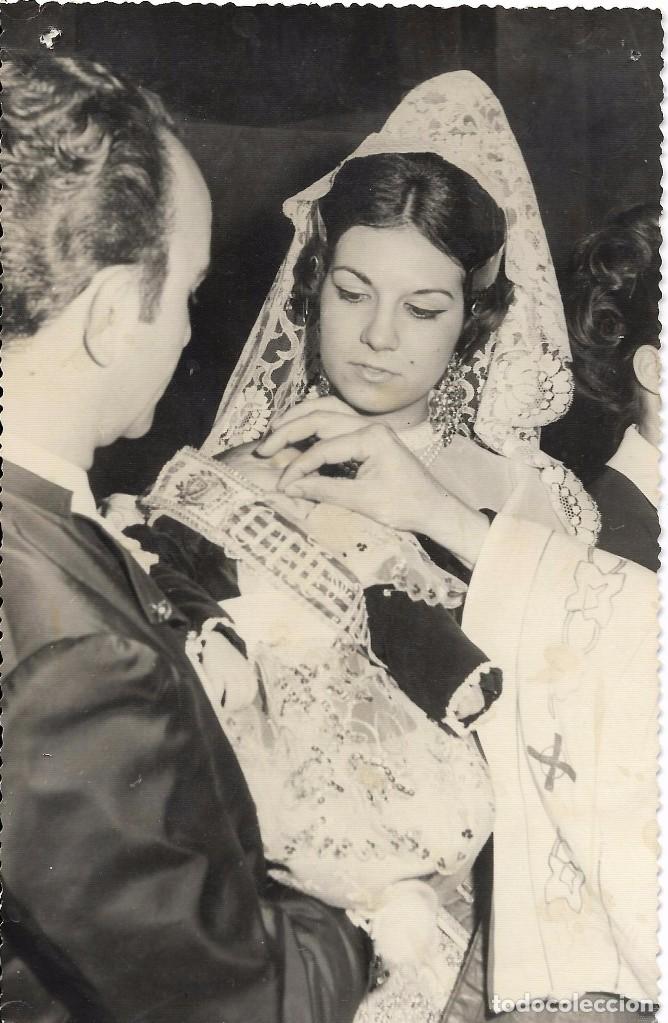 Fotograf&iacute;a antigua: :::: AA242 - FOTOGRAFIA - PAREJA DE FALLEROS CON UNA BEBE EN BRAZOS - 17 X 11 CM.