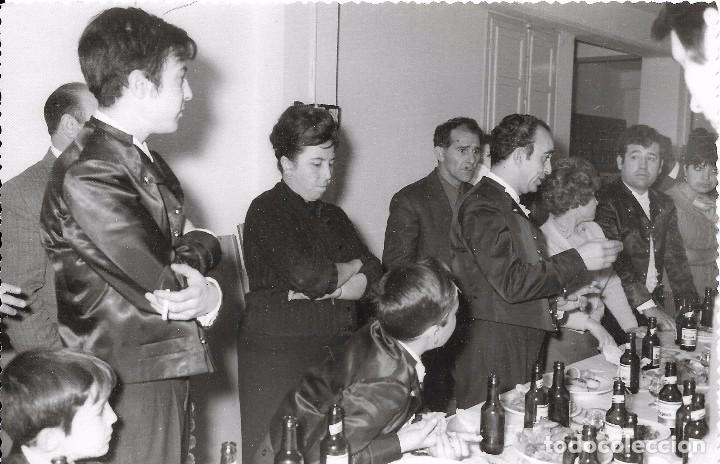 Fotograf&iacute;a antigua: :::: AA101 - FOTOGRAFIA - FALLEROS EN UN APERITIVO - 17 X 11 CM.