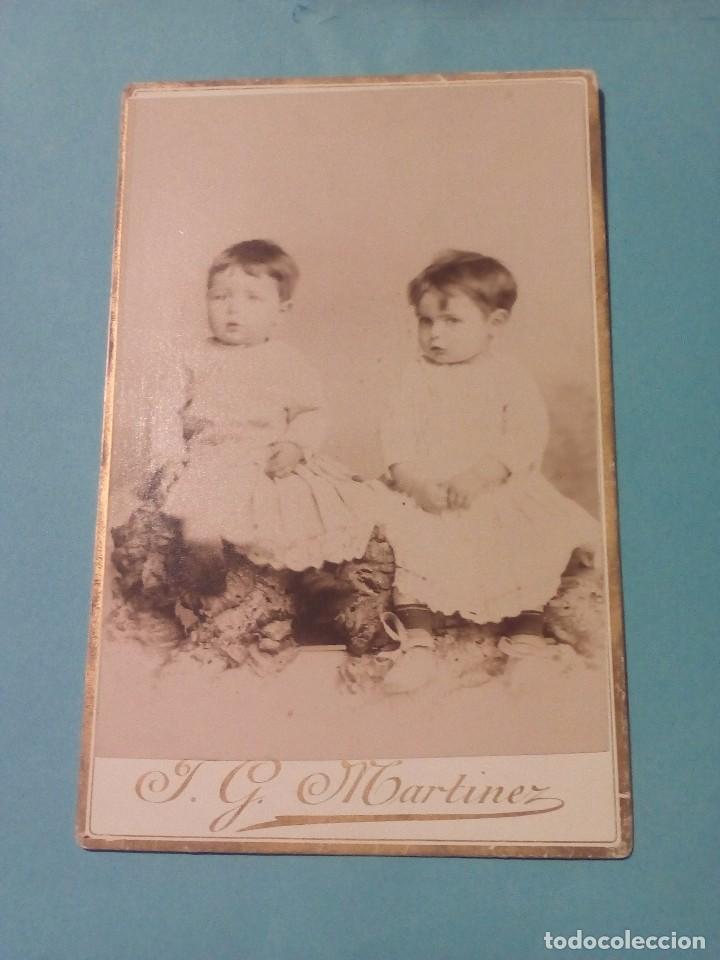 Fotograf&iacute;a antigua: Fotograf&iacute;a de dos beb&eacute;s. J.G. Mart&iacute;nez