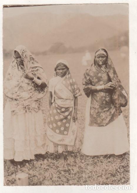 Fotograf&iacute;a antigua: Fotograf&iacute;a 16 x 11 cm Tipos hindues. India mujeres con sus trajes regionales. No figura fot&oacute;grafo
