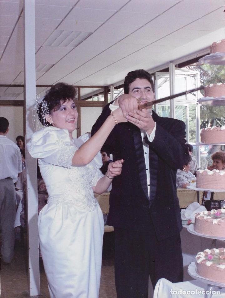 Fotograf&iacute;a antigua: :::: AG228 - FOTOGRAFIA - PAREJA DE NOVIOS PARTIENDO LA TARTA - 20 X 15 CM.