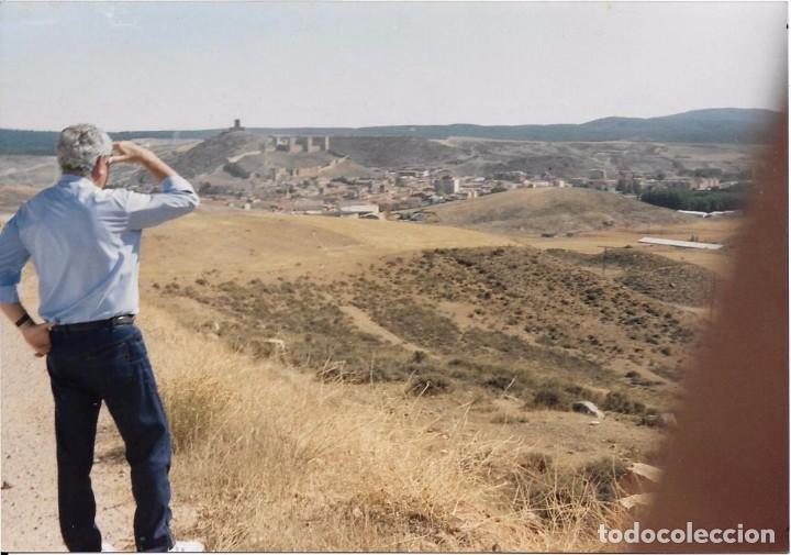 Fotograf&iacute;a antigua: ** PN1282 - FOTOGRAFIA - SE&Ntilde;OR CON MOLINA DE ARAGON AL FONDO - 1992