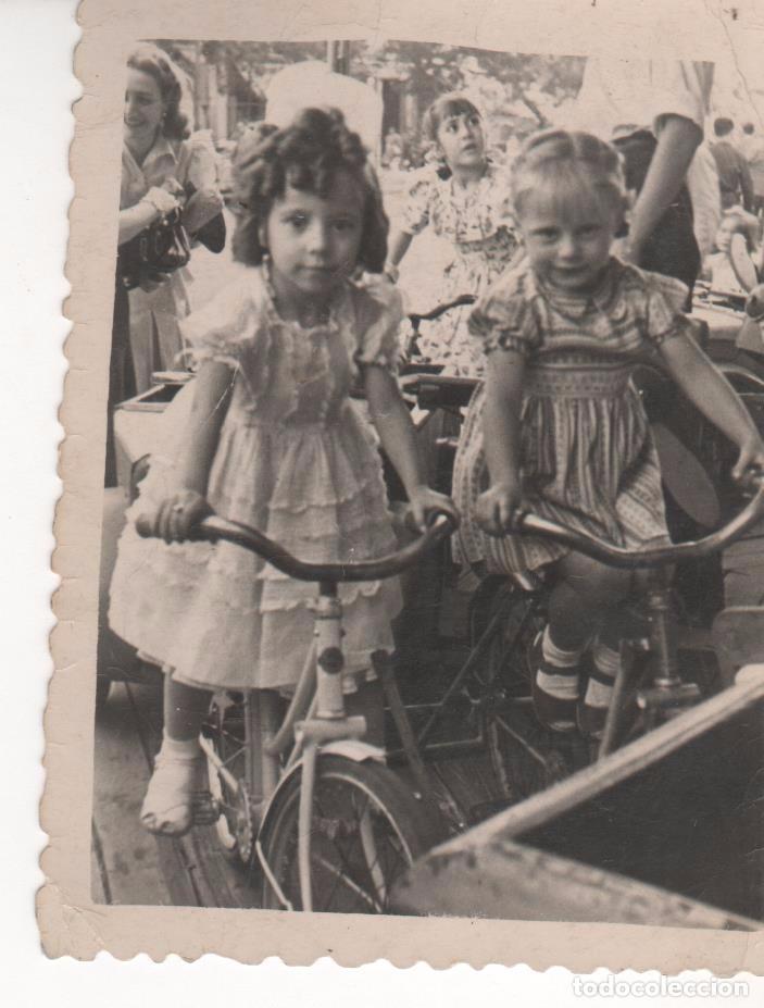 Fotograf&iacute;a antigua: Antigua Fotograf&iacute;a de dos ni&ntilde;as con peque&ntilde;as bicicletas. Tama&ntilde;o 6 X 7,5 cms