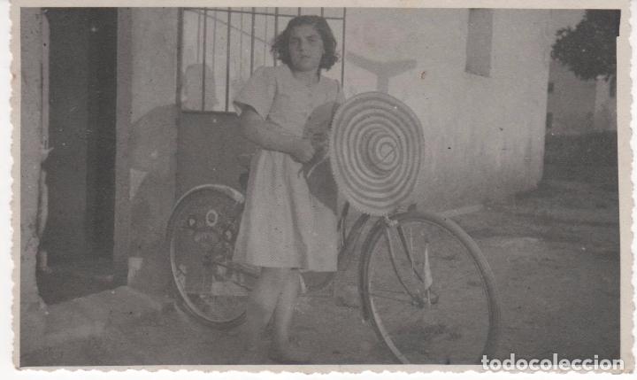 Fotograf&iacute;a antigua: Antigua Fotograf&iacute;a de joven con sombrero y bicicleta con ruedas decoradas