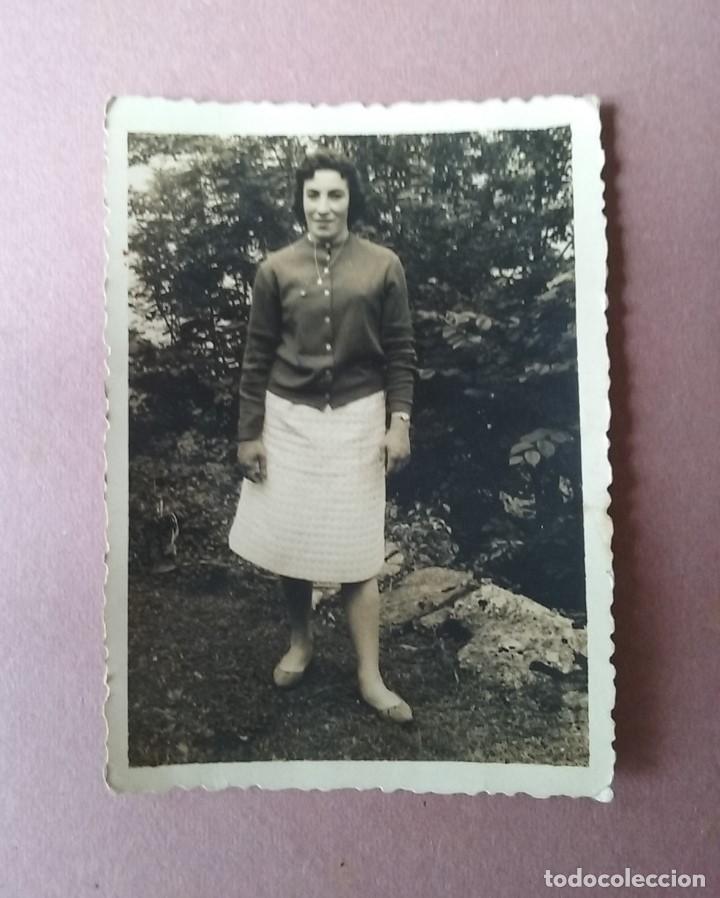Fotografia antica: ANTIGUA FOTOGRAFIA MUJER JOVEN. FOTO HERMANOS ESTEBAN. MOREDA. ALLER. ASTURIAS. 1959.