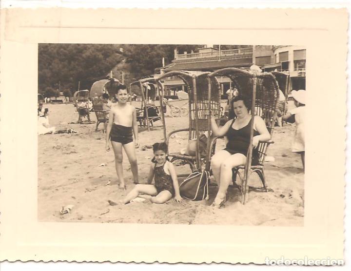Fotograf&iacute;a antigua: ANTIGUA FOTO, ESCENA FAMILIAR DE PLAYA, FOTO SAEZ-BILBAO, 6X9