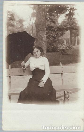 Alte Fotografie: AR1- EXTRAORDINARIAS FOTO-POSTAL ANTIGUA DAMA EN UN BANCO DEL PARQUE