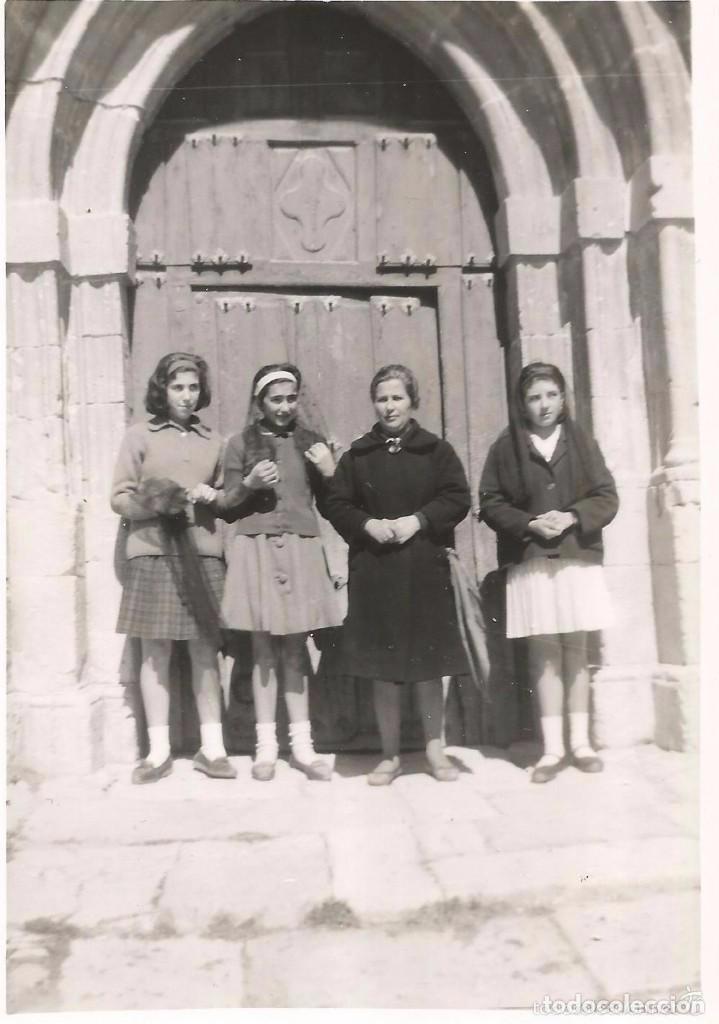 Antique Photography: ** SS101 - FOTOGRAFIA - SE&Ntilde;ORA CON TRES JOVENCITAS EN LA PUERTA DE UNA IGLESIA