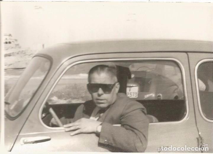 Fotograf&iacute;a antigua: ** RT621 - FOTOGRAFIA - SE&Ntilde;OR DENTRO DE UN SEAT 600