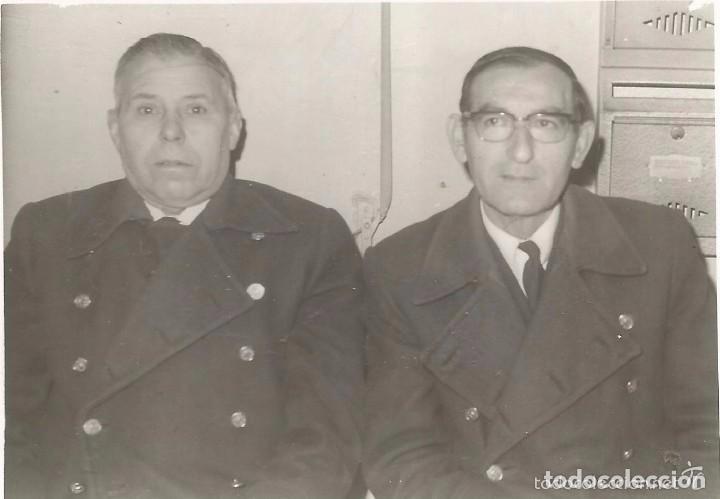 Fotografia antiga: ** RT641 - FOTOGRAFIA - DOS SE&Ntilde;ORES DE UNIFORME