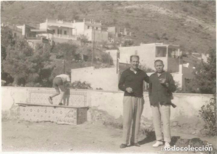 Fotografia antiga: ** RT643 - FOTOGRAFIA - DOS AMIGOS EN BONITO PAISAJE - 1964