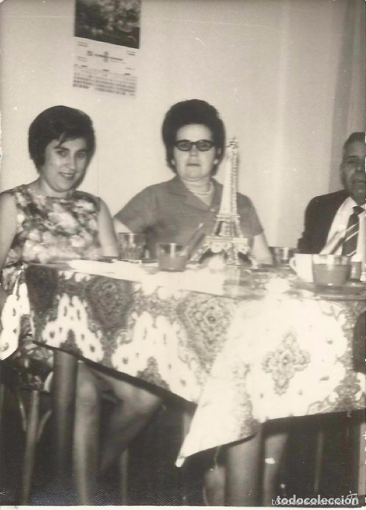 Fotografia antiga: ** RT645 - FOTOGRAFIA - DOS AMIGAS TOMANDO CAFE
