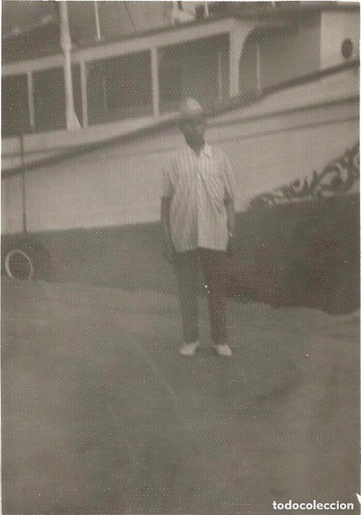 Fotograf&iacute;a antigua: ** RT648 - FOTOGRAFIA - SE&Ntilde;OR JUNTO A UN BARCO - RF. FA0