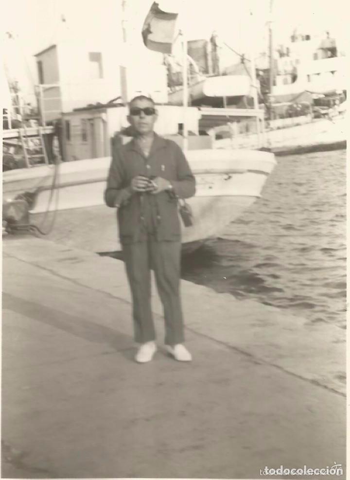 Fotograf&iacute;a antigua: ** RT650 - FOTOGRAFIA - SE&Ntilde;OR JUNTO A UN BARCO