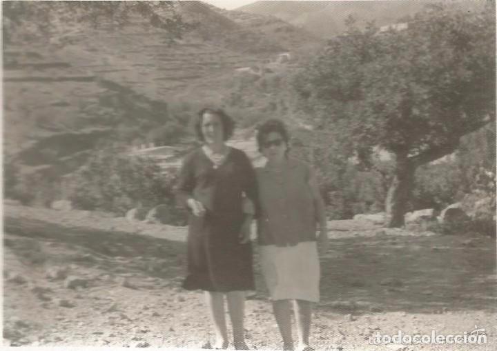 Fotograf&iacute;a antigua: ** RT655 - FOTOGRAFIA - DOS AMIGAS EN EL CAMPO