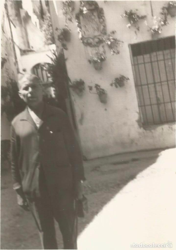 Fotograf&iacute;a antigua: ** RT667 - FOTOGRAFIA - SE&Ntilde;OR DELANTE DE UNA FACHADA CON MACETAS