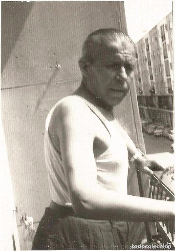 Fotograf&iacute;a antigua: ** RT670 - FOTOGRAFIA - SE&Ntilde;OR ASOMADO A UN BALCON
