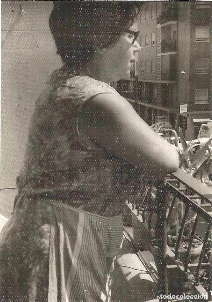Fotograf&iacute;a antigua: ** RT671 - FOTOGRAFIA - SE&Ntilde;ORA ASOMADA A UN BALCON