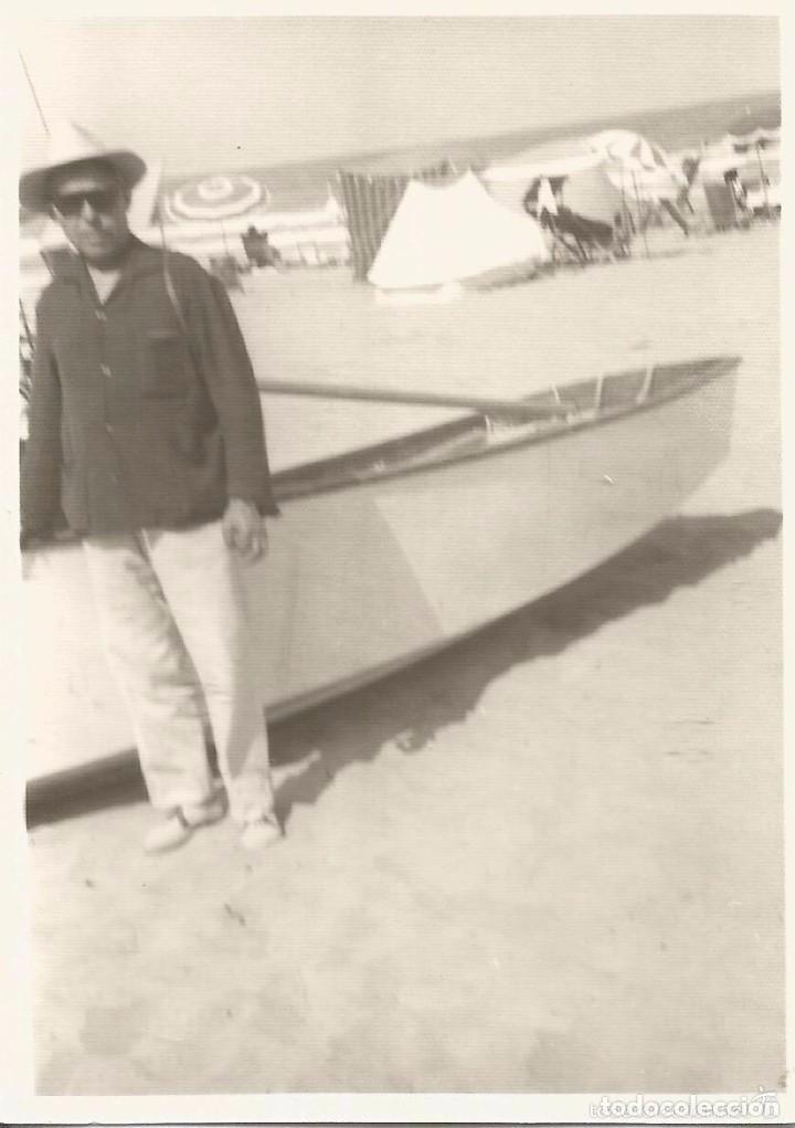 Fotograf&iacute;a antigua: ** RT685 - FOTOGRAFIA - SE&Ntilde;OR JUNTO A UNA BARCA