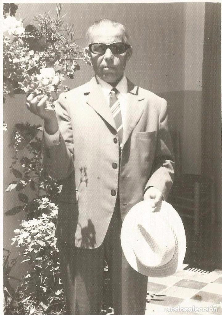 Fotograf&iacute;a antigua: ** RT688 - FOTOGRAFIA - SE&Ntilde;OR CON SOMBRERO EN LA MANO