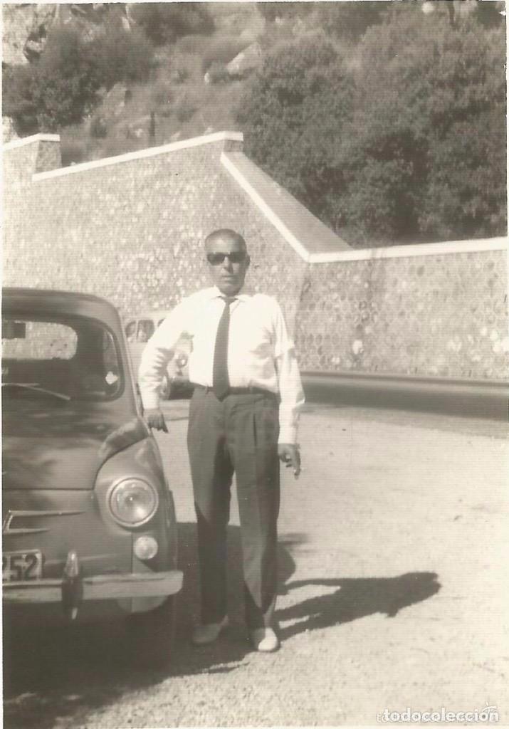 Fotograf&iacute;a antigua: ** RT697 - FOTOGRAFIA - SE&Ntilde;OR JUNTO A UN SEAT 600