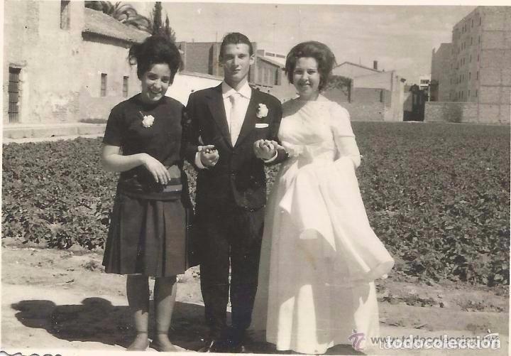 Alte Fotografie: ** RT324 - FOTOGRAFIA - PAREJA DE NOVIOS CON UNA AMIGA
