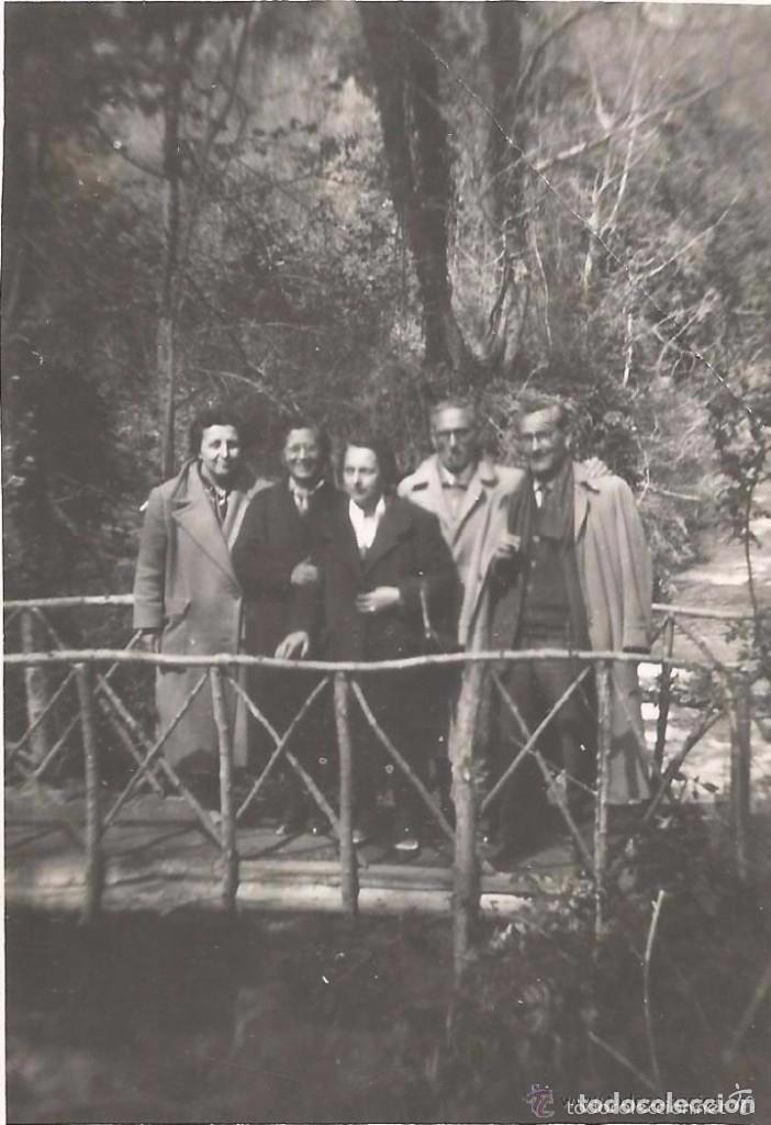 Alte Fotografie: ** RT337 - FOTOGRAFIA - GRUPO DE AMIGOS EN EL MONASTERIO DE PIEDRA