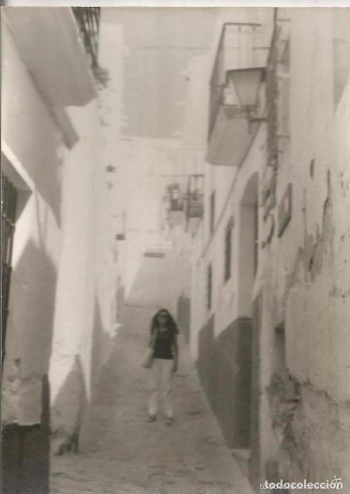 Antique Photography: ** RT382 - FOTOGRAFIA - CHICA DE PASEO EN UNA CALLE DE PUEBLO