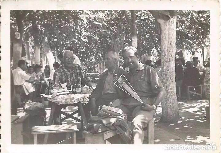 Antique Photography: ** RT387 - FOTOGRAFIA - GRUPO DE AMIGOS COMIENDO AL AIRE LIBRE