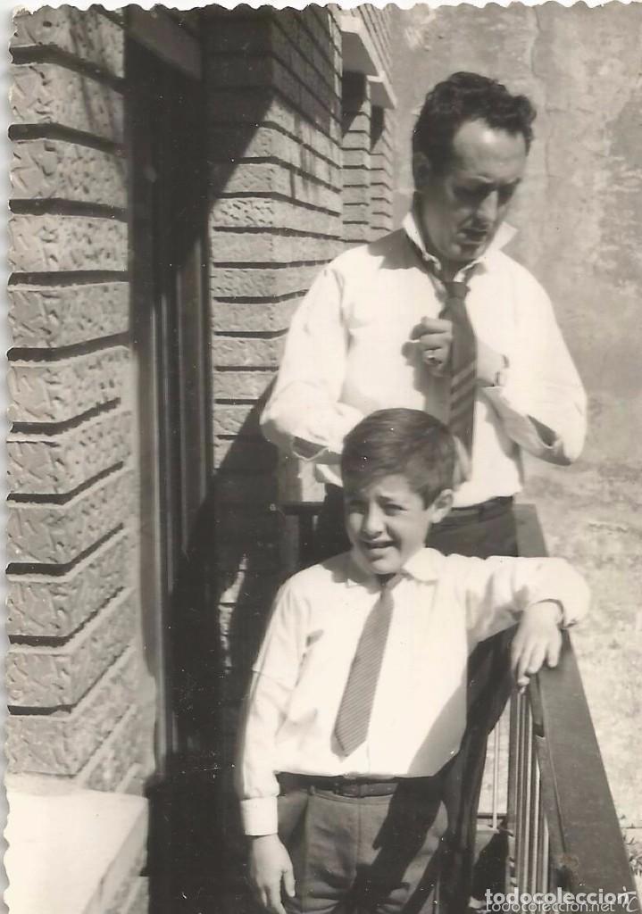 Fotografia antiga: ** RT407 - FOTOGRAFIA - SE&Ntilde;OR Y JOVENCITO EN UN BALCON