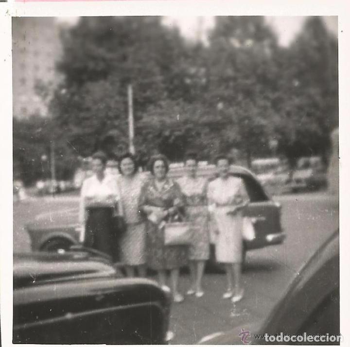 Antique Photography: :::: RT418 - FOTOGRAFIA - GRUPO DE AMIGAS DELANTE DE UN COCHE - 7 X 7 CM.