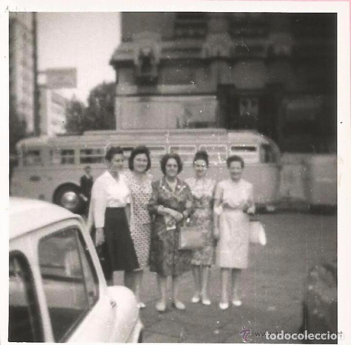 Antique Photography: *** RT419 - FOTOGRAFIA - GRUPO DE AMIGAS DELANTE DE UN ANTIGUO AUTOBUS - 7 X 7 CM.