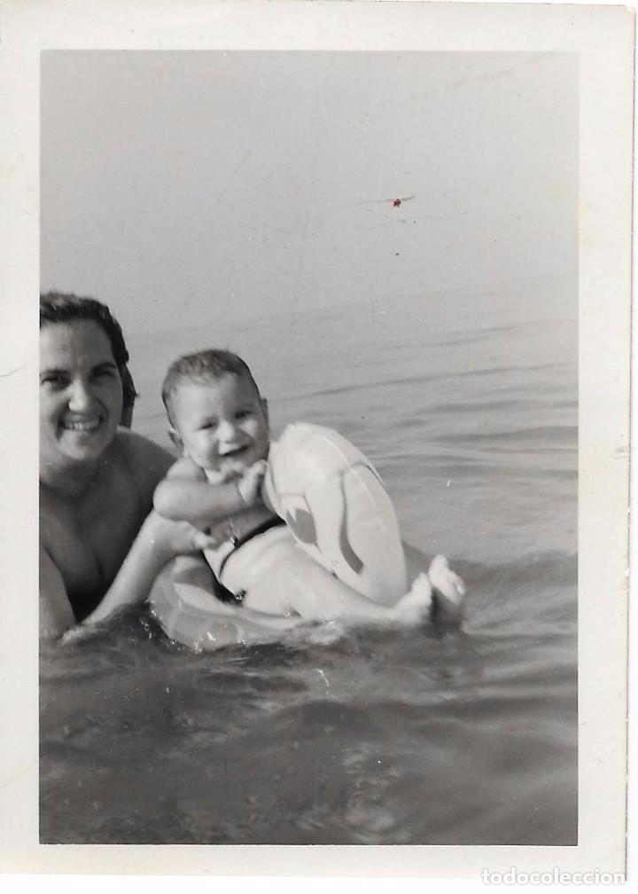 Fotograf&iacute;a antigua: ** RT456 - FOTOGRAFIA - SE&Ntilde;ORA CON UN BEBE TOMANDO EL BA&Ntilde;O EN LA PLAYA