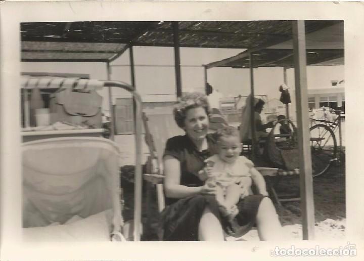 Fotograf&iacute;a antigua: ** RT458 - FOTOGRAFIA - SE&Ntilde;ORA CON UN BEBE EN LA PLAYA