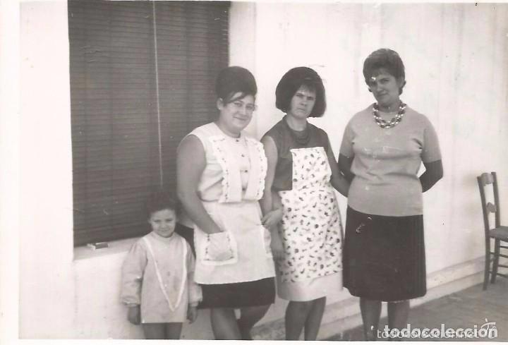 Fotograf&iacute;a antigua: :::: RT462 - FOTOGRAFIA - TRES AMIGAS CON UNA NI&Ntilde;ITA