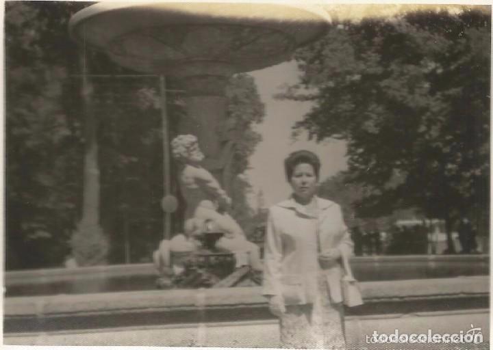 Fotografia antica: ** RT476 - FOTOGRAFIA - SE&Ntilde;ORA JUNTO A UNA FUENTE