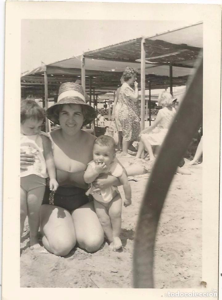 Fotografia antica: ** RT482 - FOTOGRAFIA - SE&Ntilde;ORA CON DOS NI&Ntilde;ITOS EN LA PLAYA