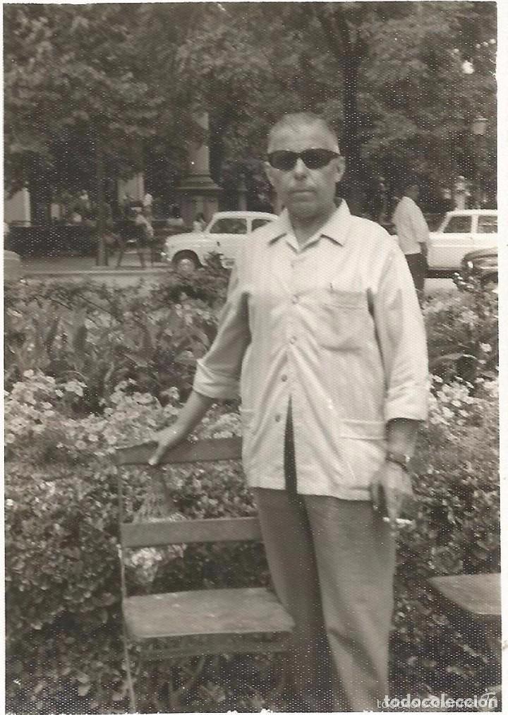 Fotografia antica: ** RT489 - FOTOGRAFIA - SE&Ntilde;OR EN UN PARQUE