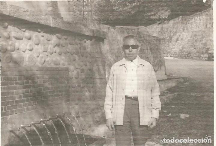 Fotografia antica: ** RT492 - FOTOGRAFIA - SE&Ntilde;OR JUNTO A UNA FUENTE