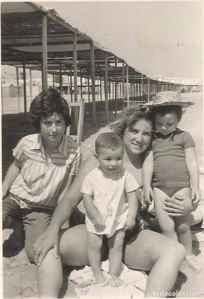 Fotografia antica: :::: RT497 - FOTOGRAFIA - SE&Ntilde;ORA CON UNA JOVENCITA Y CON DOS NI&Ntilde;OS EN LA PLAYA